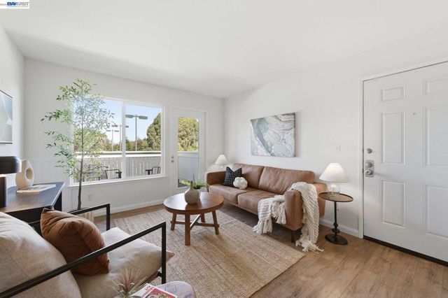 22 Marina Lakes Dr, Richmond, CA 94804