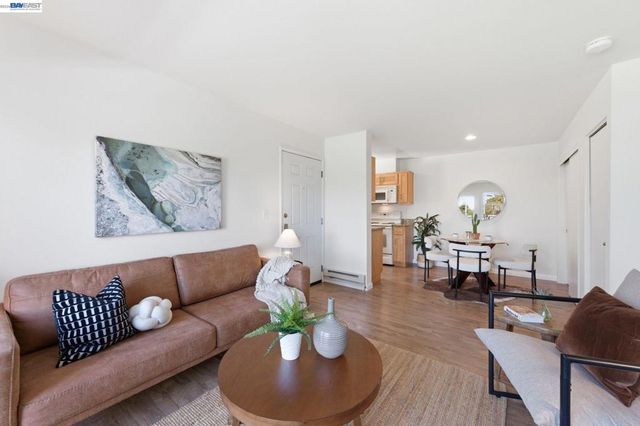 22 Marina Lakes Dr, Richmond, CA 94804