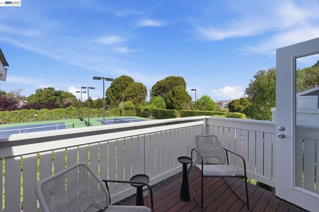 22 Marina Lakes Dr, Richmond, CA 94804