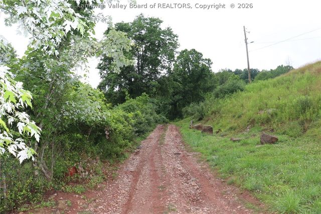 972 Dairy Road, Poca, WV 25159