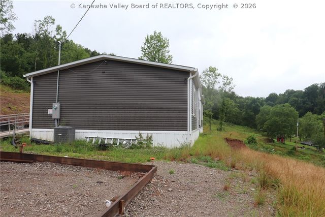 972 Dairy Road, Poca, WV 25159