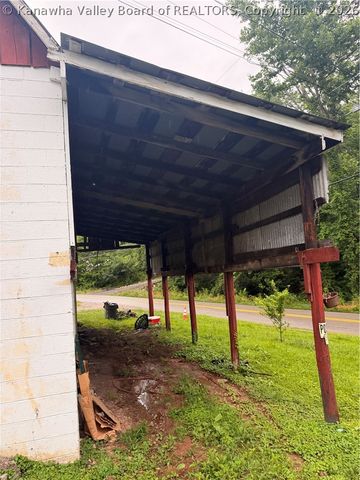 972 Dairy Road, Poca, WV 25159