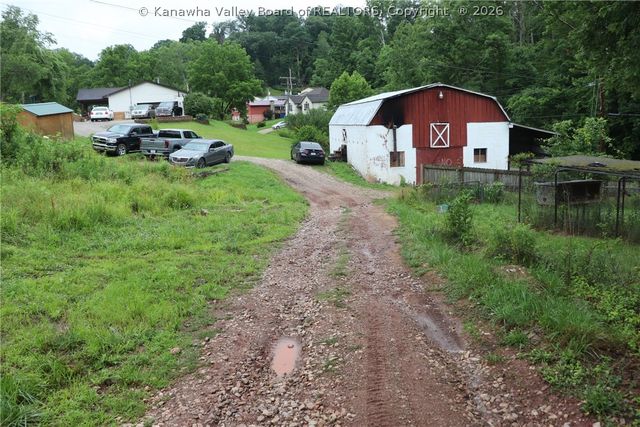972 Dairy Road, Poca, WV 25159