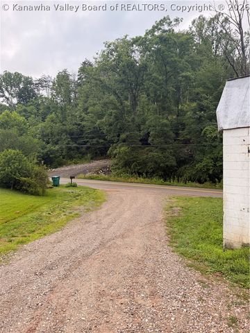 972 Dairy Road, Poca, WV 25159