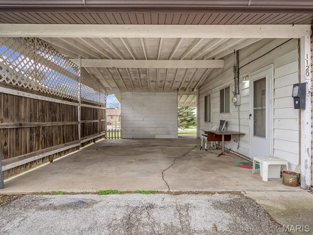 1120 Saint Michael Drive, East St Louis, IL 62206