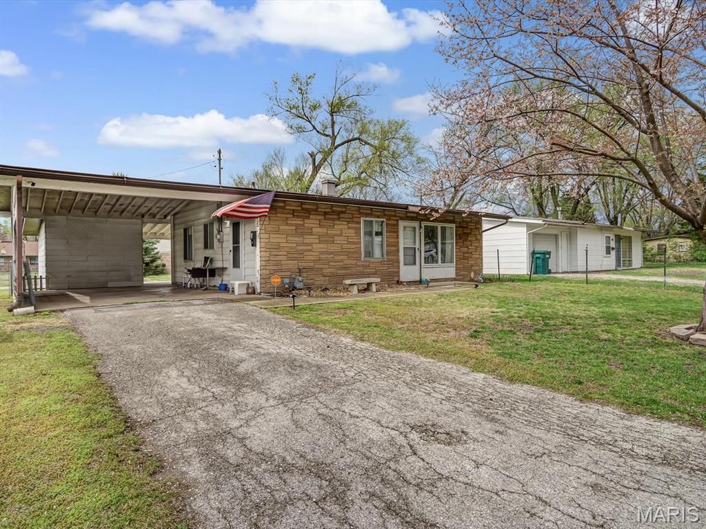 1120 Saint Michael Drive, East St Louis, IL 62206