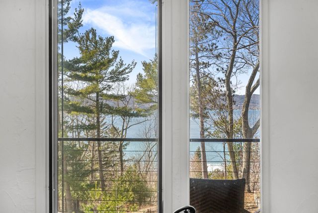 6644 Peninsula Drive, Traverse City, MI 49686