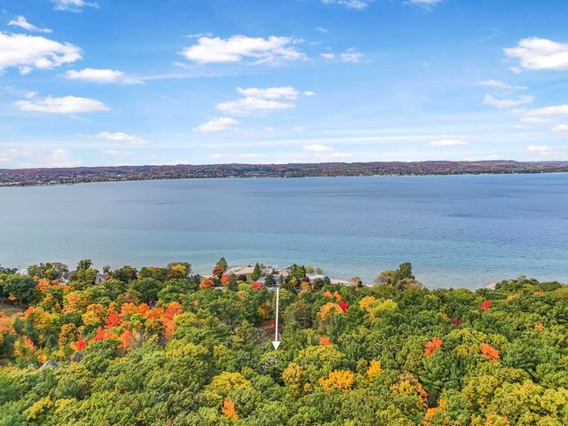 6644 Peninsula Drive, Traverse City, MI 49686