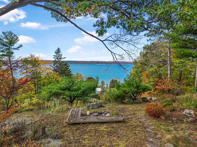 6644 Peninsula Drive, Traverse City, MI 49686