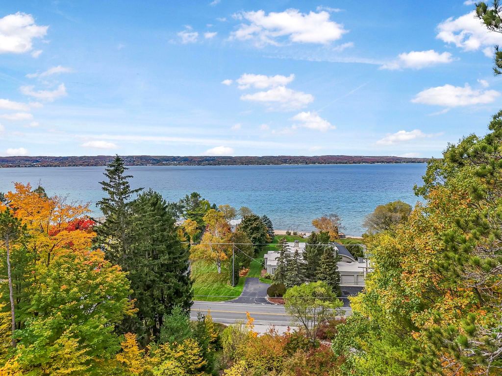 6644 Peninsula Drive, Traverse City, MI 49686