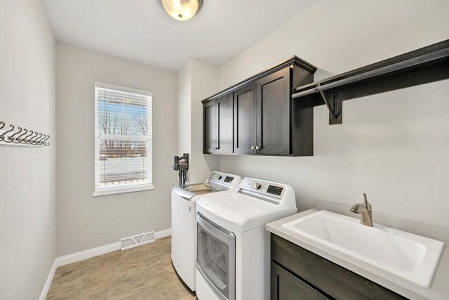 8130 W Mourning Dove LANE, Mequon, WI 53097