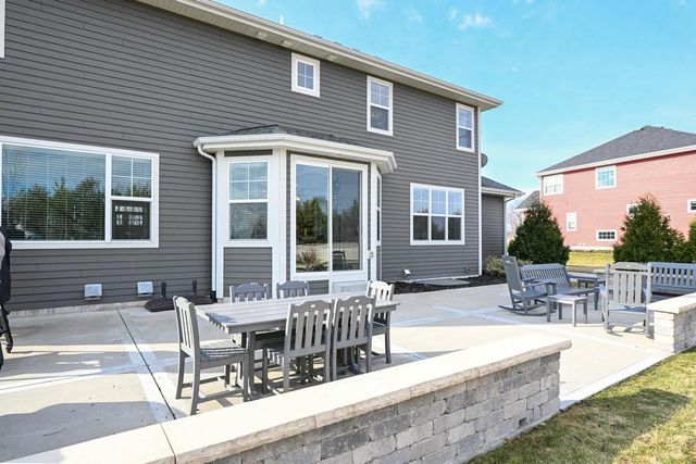 8130 W Mourning Dove LANE, Mequon, WI 53097