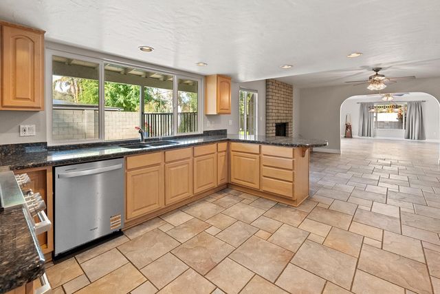 8464 N 7th Avenue, Phoenix, AZ 85021