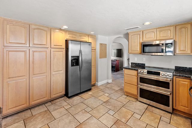 8464 N 7th Avenue, Phoenix, AZ 85021