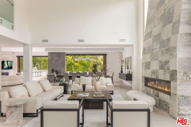 12443 W Sunset Boulevard, Los Angeles, CA 90049