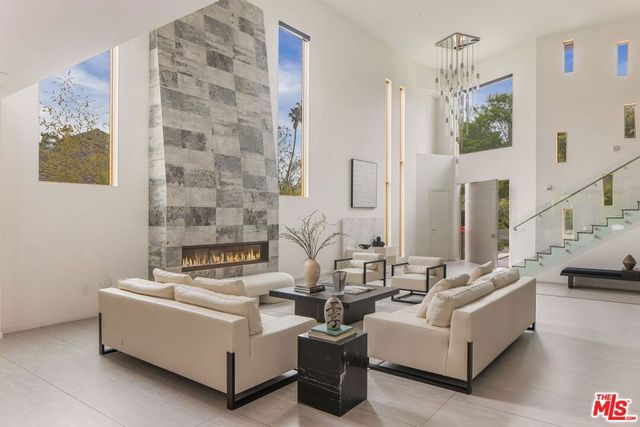 12443 W Sunset Boulevard, Los Angeles, CA 90049