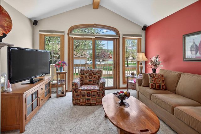 910 St. Andrews Old, Waterford, WI 53185