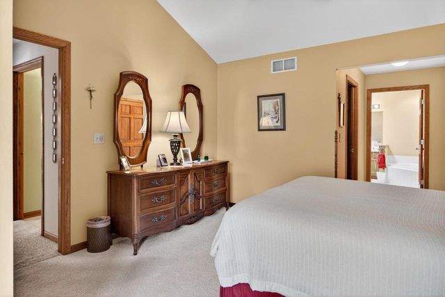 910 St. Andrews Old, Waterford, WI 53185