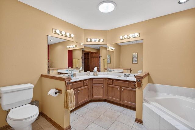 910 St. Andrews Old, Waterford, WI 53185
