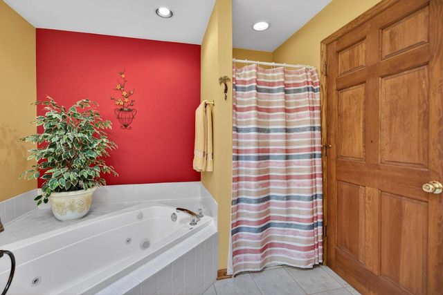 910 St. Andrews Old, Waterford, WI 53185
