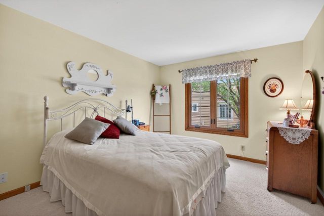 910 St. Andrews Old, Waterford, WI 53185