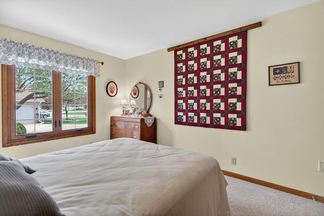 910 St. Andrews Old, Waterford, WI 53185