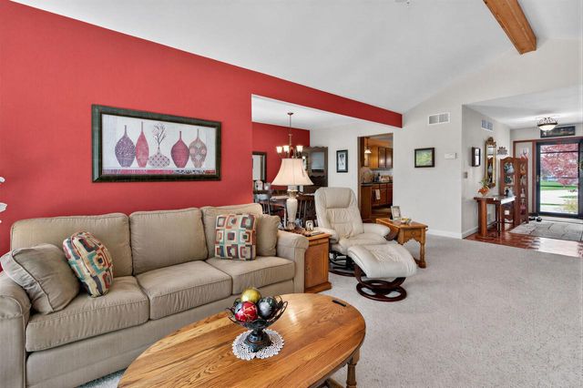 910 St. Andrews Old, Waterford, WI 53185