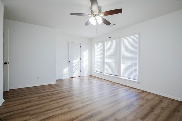 2961 N John Wayne Drive, Fayetteville, AR 72703