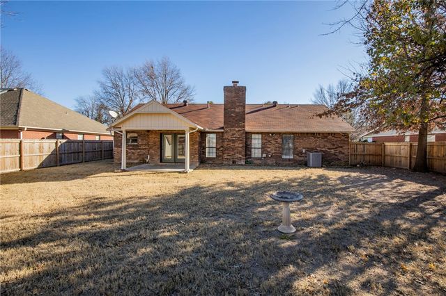 2961 N John Wayne Drive, Fayetteville, AR 72703