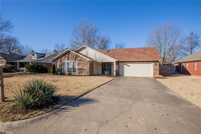 2961 N John Wayne Drive, Fayetteville, AR 72703