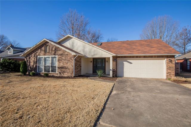 2961 N John Wayne Drive, Fayetteville, AR 72703