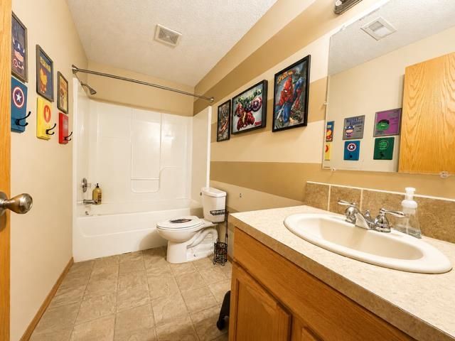 1012 E Winding Lane, Derby, KS 67037
