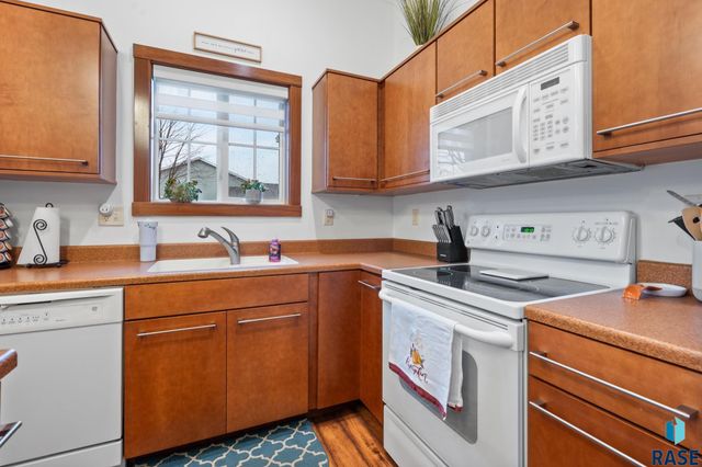 1100 N Redbud Pl, Sioux Falls, SD 57107