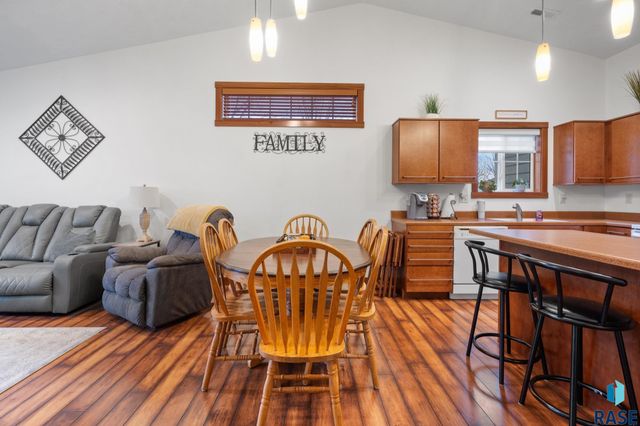 1100 N Redbud Pl, Sioux Falls, SD 57107
