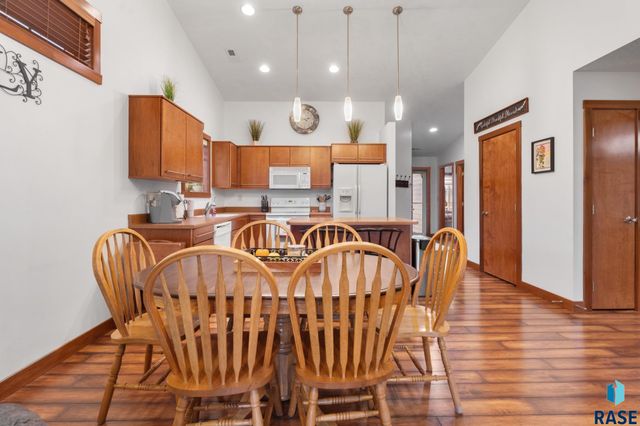 1100 N Redbud Pl, Sioux Falls, SD 57107