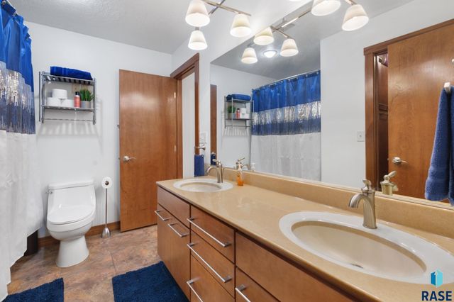 1100 N Redbud Pl, Sioux Falls, SD 57107
