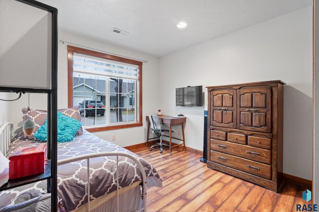 1100 N Redbud Pl, Sioux Falls, SD 57107