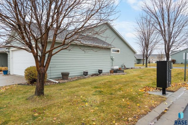 1100 N Redbud Pl, Sioux Falls, SD 57107