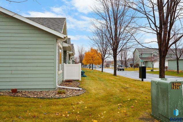 1100 N Redbud Pl, Sioux Falls, SD 57107