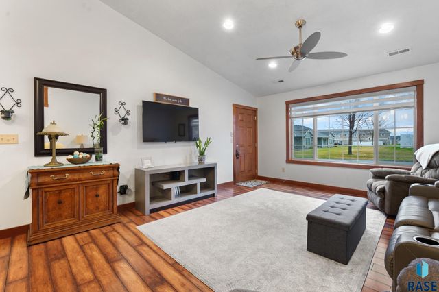 1100 N Redbud Pl, Sioux Falls, SD 57107