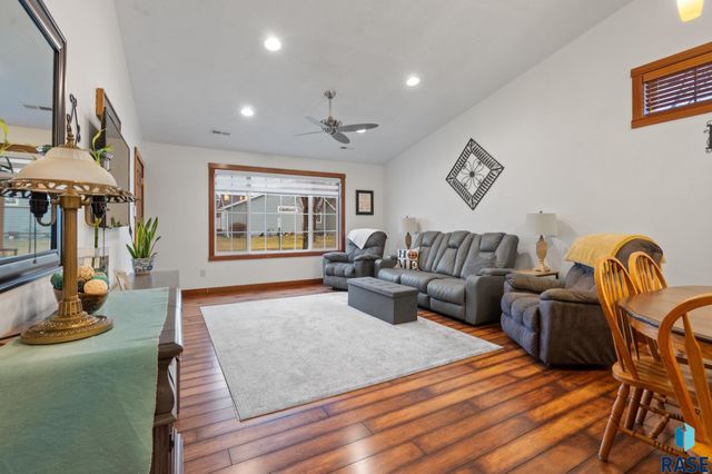 1100 N Redbud Pl, Sioux Falls, SD 57107