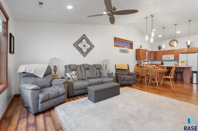 1100 N Redbud Pl, Sioux Falls, SD 57107