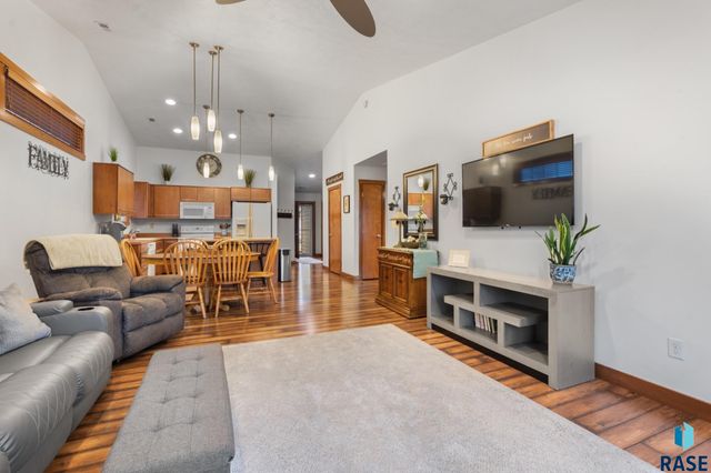 1100 N Redbud Pl, Sioux Falls, SD 57107