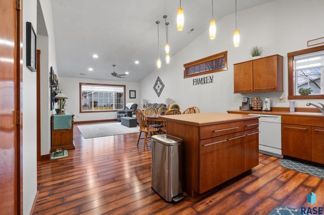 1100 N Redbud Pl, Sioux Falls, SD 57107