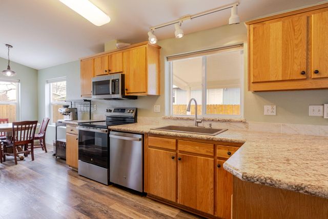 2051 NE Uintah Court, Redmond, OR 97756