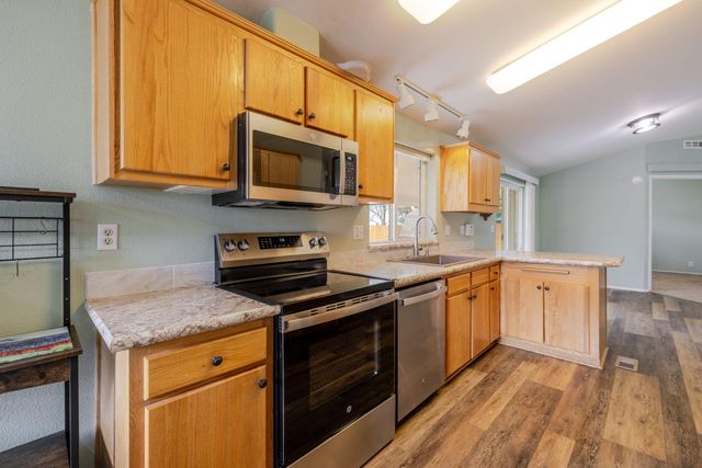 2051 NE Uintah Court, Redmond, OR 97756