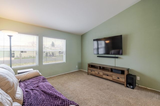 2051 NE Uintah Court, Redmond, OR 97756