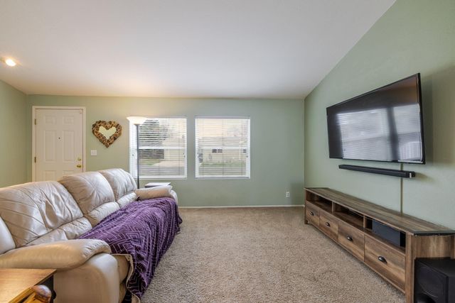 2051 NE Uintah Court, Redmond, OR 97756