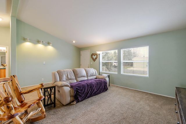 2051 NE Uintah Court, Redmond, OR 97756