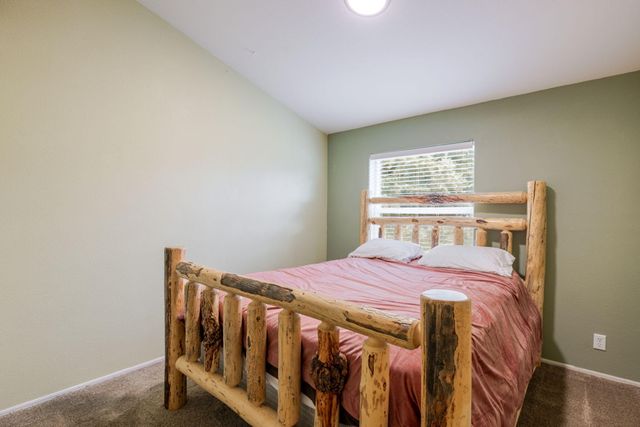 2051 NE Uintah Court, Redmond, OR 97756